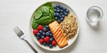 The Anti-Inflammatory Diet: Your 2025 Guide to Health Colorful anti-inflammatory meal with salmon, greens, berries, and quinoa